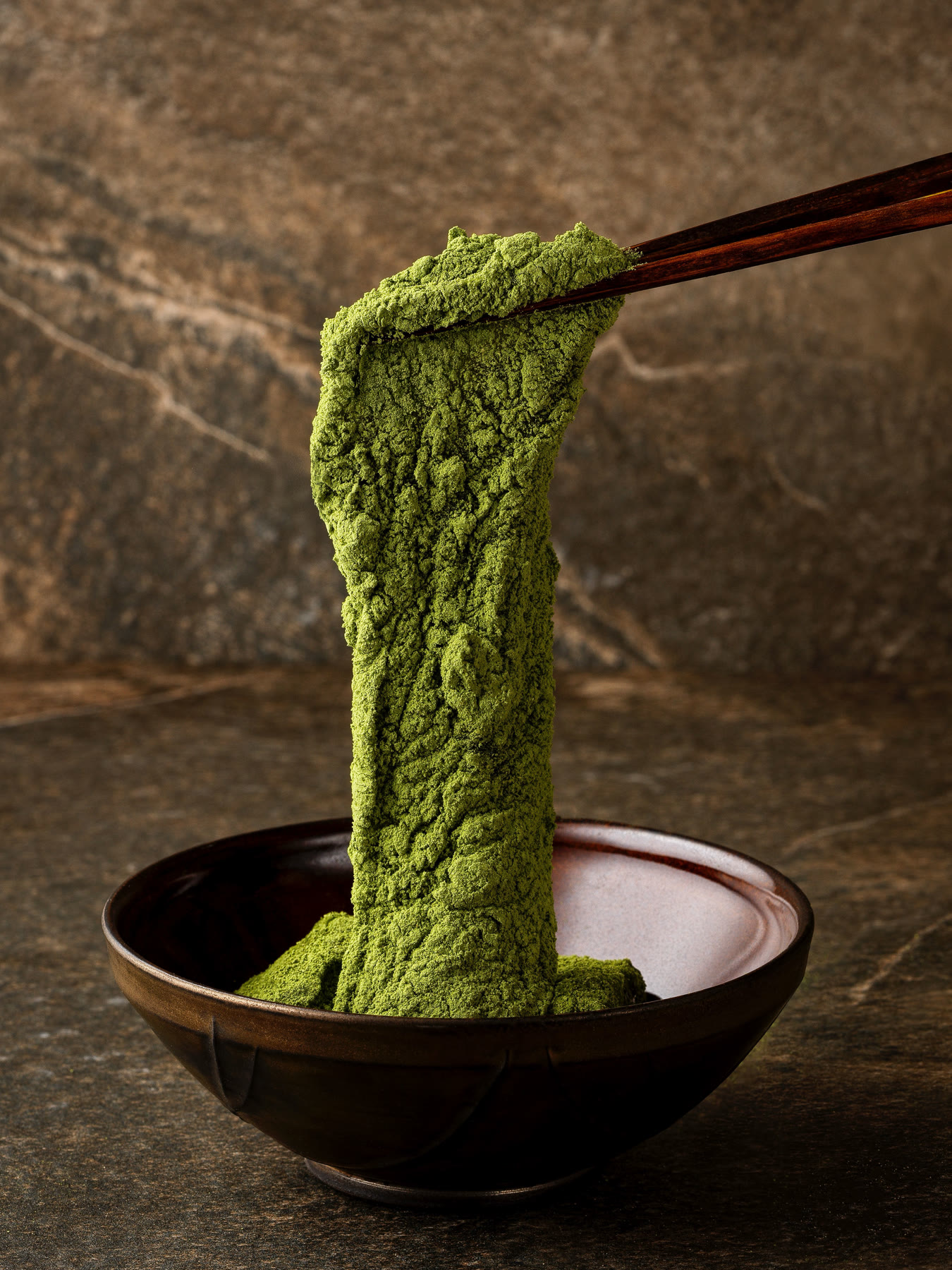 箸で持ち上げると長く伸びる宇治抹茶の生わらび餅