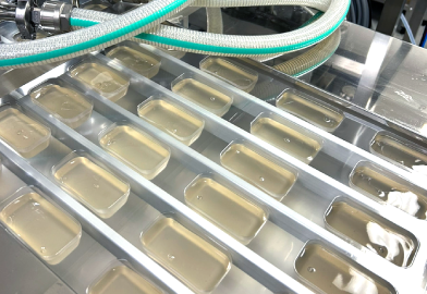生わらび餅を一つずつ充填する製造元・菓匠六雁の密封工程